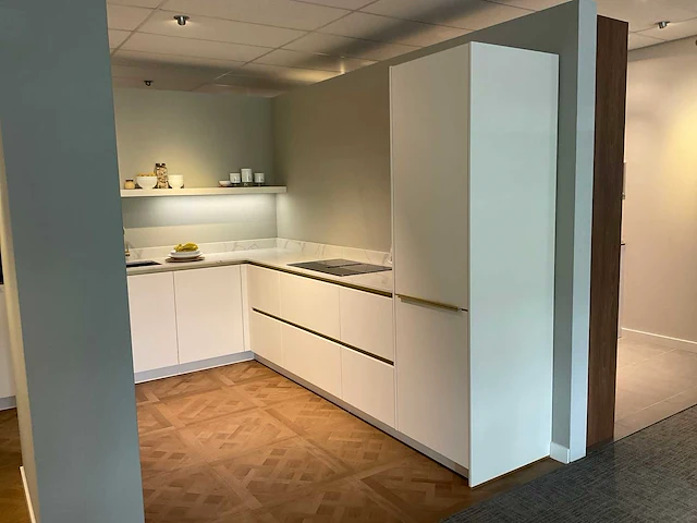 Schuller c bie biella hoekopgestelde showroomkeuken - afbeelding 2 van  29