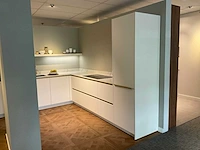 Schuller c bie biella hoekopgestelde showroomkeuken - afbeelding 2 van  29