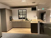 Schuller c bie biella u-opgestelde showroomkeuken - afbeelding 1 van  29