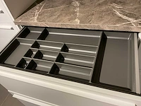 Schuller c fma fino matt-c avo avola eiland showroomkeuken met hoekwandopstelling en hoge kastenwand - afbeelding 10 van  59