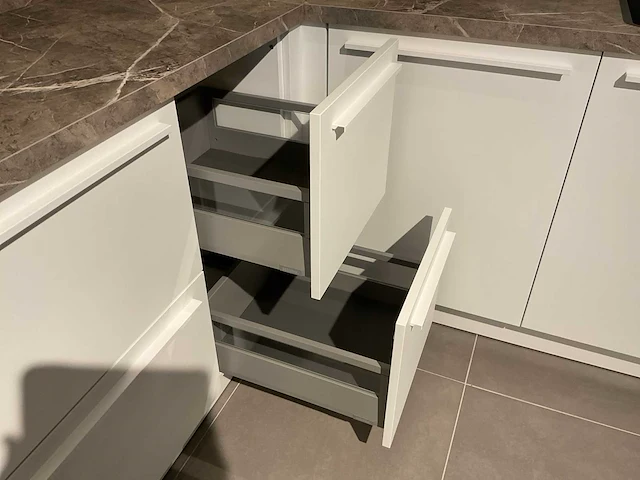 Schuller c fma fino matt-c avo avola eiland showroomkeuken met hoekwandopstelling en hoge kastenwand - afbeelding 11 van  59