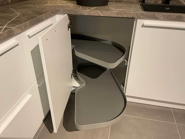 Schuller c fma fino matt-c avo avola eiland showroomkeuken met hoekwandopstelling en hoge kastenwand - afbeelding 12 van  59