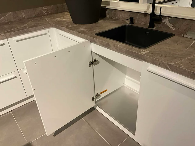 Schuller c fma fino matt-c avo avola eiland showroomkeuken met hoekwandopstelling en hoge kastenwand - afbeelding 13 van  59
