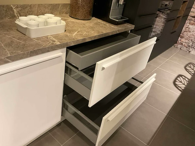 Schuller c fma fino matt-c avo avola eiland showroomkeuken met hoekwandopstelling en hoge kastenwand - afbeelding 14 van  59