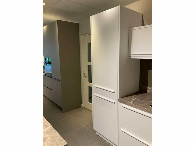 Schuller c fma fino matt-c avo avola eiland showroomkeuken met hoekwandopstelling en hoge kastenwand - afbeelding 16 van  59