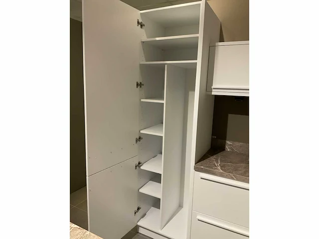 Schuller c fma fino matt-c avo avola eiland showroomkeuken met hoekwandopstelling en hoge kastenwand - afbeelding 17 van  59