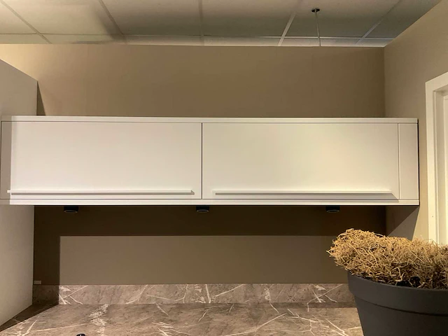 Schuller c fma fino matt-c avo avola eiland showroomkeuken met hoekwandopstelling en hoge kastenwand - afbeelding 18 van  59