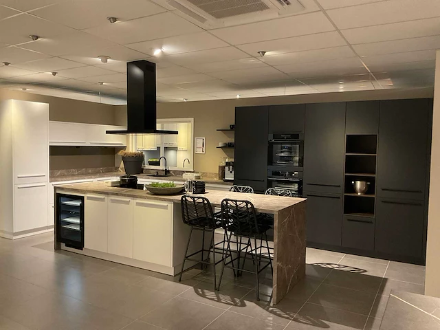 Schuller c fma fino matt-c avo avola eiland showroomkeuken met hoekwandopstelling en hoge kastenwand - afbeelding 1 van  59