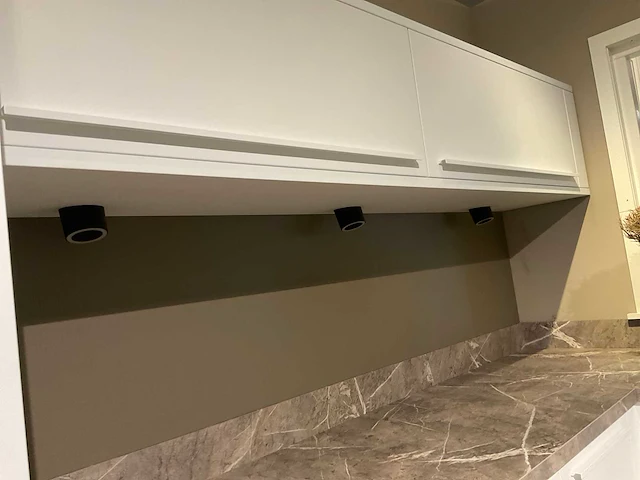 Schuller c fma fino matt-c avo avola eiland showroomkeuken met hoekwandopstelling en hoge kastenwand - afbeelding 20 van  59