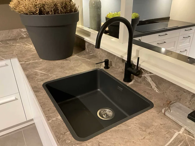 Schuller c fma fino matt-c avo avola eiland showroomkeuken met hoekwandopstelling en hoge kastenwand - afbeelding 23 van  59