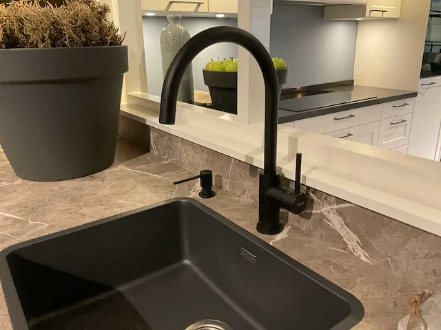Schuller c fma fino matt-c avo avola eiland showroomkeuken met hoekwandopstelling en hoge kastenwand - afbeelding 24 van  59