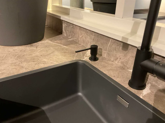 Schuller c fma fino matt-c avo avola eiland showroomkeuken met hoekwandopstelling en hoge kastenwand - afbeelding 25 van  59