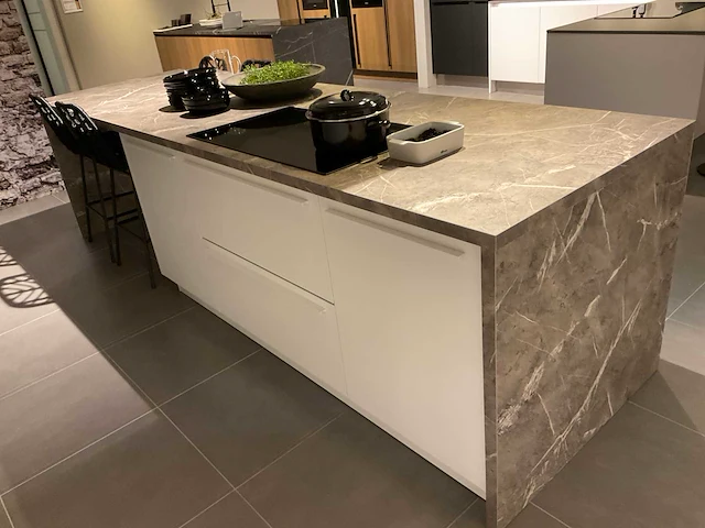Schuller c fma fino matt-c avo avola eiland showroomkeuken met hoekwandopstelling en hoge kastenwand - afbeelding 26 van  59