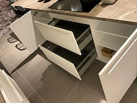 Schuller c fma fino matt-c avo avola eiland showroomkeuken met hoekwandopstelling en hoge kastenwand - afbeelding 27 van  59