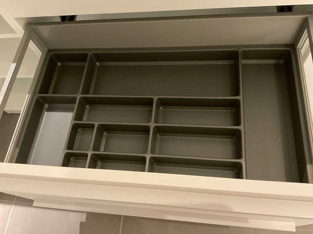 Schuller c fma fino matt-c avo avola eiland showroomkeuken met hoekwandopstelling en hoge kastenwand - afbeelding 28 van  59