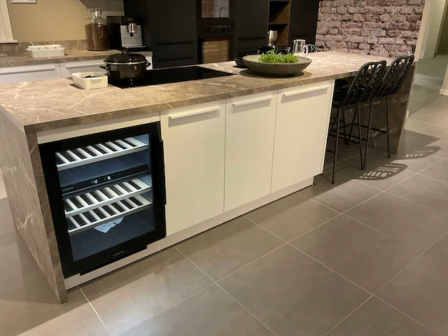 Schuller c fma fino matt-c avo avola eiland showroomkeuken met hoekwandopstelling en hoge kastenwand - afbeelding 29 van  59