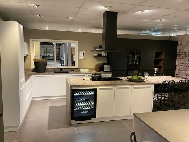 Schuller c fma fino matt-c avo avola eiland showroomkeuken met hoekwandopstelling en hoge kastenwand - afbeelding 2 van  59