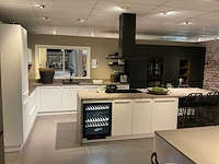 Schuller c fma fino matt-c avo avola eiland showroomkeuken met hoekwandopstelling en hoge kastenwand - afbeelding 2 van  59