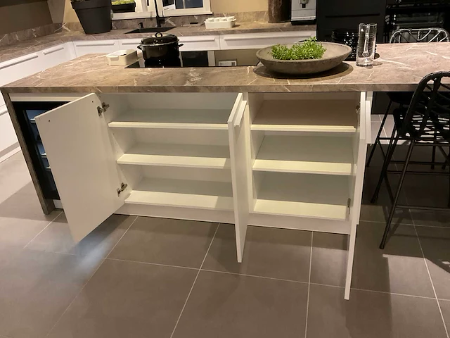 Schuller c fma fino matt-c avo avola eiland showroomkeuken met hoekwandopstelling en hoge kastenwand - afbeelding 30 van  59