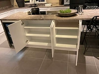 Schuller c fma fino matt-c avo avola eiland showroomkeuken met hoekwandopstelling en hoge kastenwand - afbeelding 30 van  59