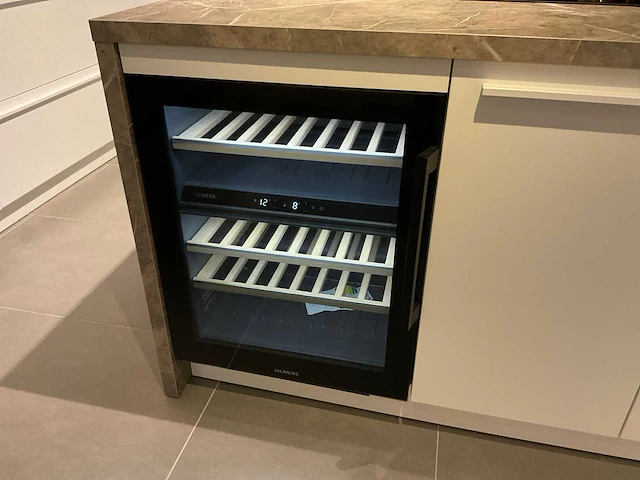 Schuller c fma fino matt-c avo avola eiland showroomkeuken met hoekwandopstelling en hoge kastenwand - afbeelding 31 van  59