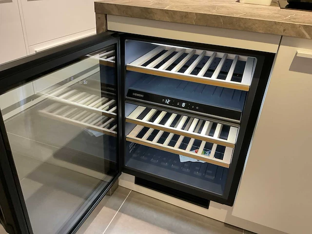 Schuller c fma fino matt-c avo avola eiland showroomkeuken met hoekwandopstelling en hoge kastenwand - afbeelding 32 van  59