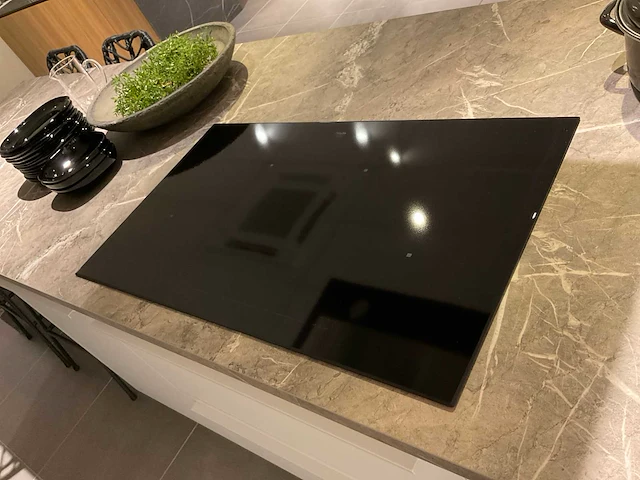 Schuller c fma fino matt-c avo avola eiland showroomkeuken met hoekwandopstelling en hoge kastenwand - afbeelding 35 van  59
