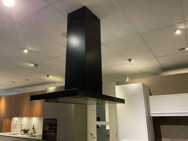 Schuller c fma fino matt-c avo avola eiland showroomkeuken met hoekwandopstelling en hoge kastenwand - afbeelding 36 van  59