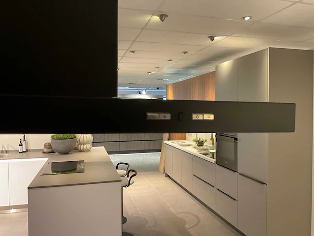 Schuller c fma fino matt-c avo avola eiland showroomkeuken met hoekwandopstelling en hoge kastenwand - afbeelding 38 van  59