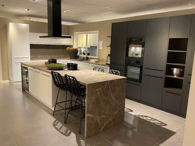 Schuller c fma fino matt-c avo avola eiland showroomkeuken met hoekwandopstelling en hoge kastenwand - afbeelding 3 van  59