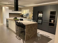Schuller c fma fino matt-c avo avola eiland showroomkeuken met hoekwandopstelling en hoge kastenwand - afbeelding 3 van  59