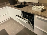 Schuller c fma fino matt-c avo avola eiland showroomkeuken met hoekwandopstelling en hoge kastenwand - afbeelding 40 van  59