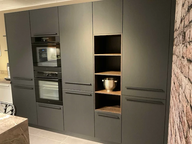 Schuller c fma fino matt-c avo avola eiland showroomkeuken met hoekwandopstelling en hoge kastenwand - afbeelding 42 van  59