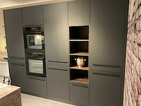 Schuller c fma fino matt-c avo avola eiland showroomkeuken met hoekwandopstelling en hoge kastenwand - afbeelding 42 van  59