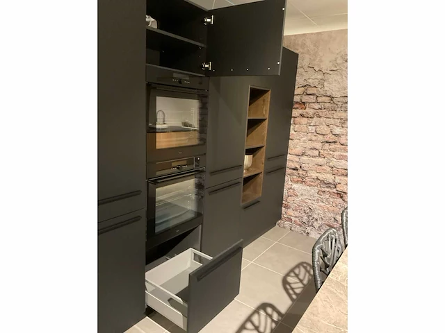 Schuller c fma fino matt-c avo avola eiland showroomkeuken met hoekwandopstelling en hoge kastenwand - afbeelding 43 van  59