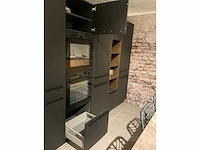Schuller c fma fino matt-c avo avola eiland showroomkeuken met hoekwandopstelling en hoge kastenwand - afbeelding 43 van  59