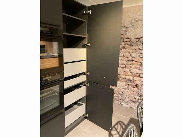Schuller c fma fino matt-c avo avola eiland showroomkeuken met hoekwandopstelling en hoge kastenwand - afbeelding 44 van  59