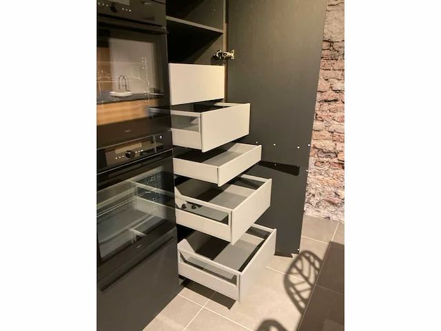 Schuller c fma fino matt-c avo avola eiland showroomkeuken met hoekwandopstelling en hoge kastenwand - afbeelding 45 van  59
