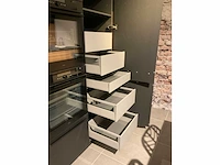 Schuller c fma fino matt-c avo avola eiland showroomkeuken met hoekwandopstelling en hoge kastenwand - afbeelding 45 van  59