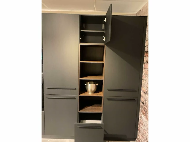 Schuller c fma fino matt-c avo avola eiland showroomkeuken met hoekwandopstelling en hoge kastenwand - afbeelding 46 van  59
