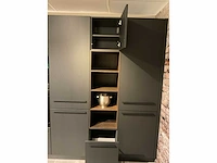 Schuller c fma fino matt-c avo avola eiland showroomkeuken met hoekwandopstelling en hoge kastenwand - afbeelding 46 van  59