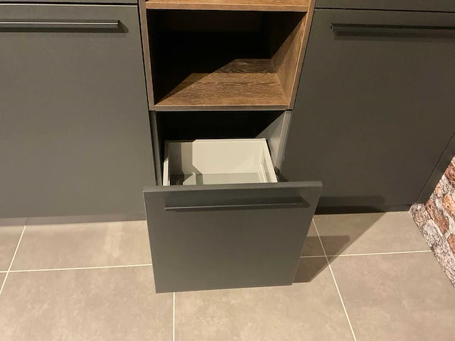Schuller c fma fino matt-c avo avola eiland showroomkeuken met hoekwandopstelling en hoge kastenwand - afbeelding 47 van  59