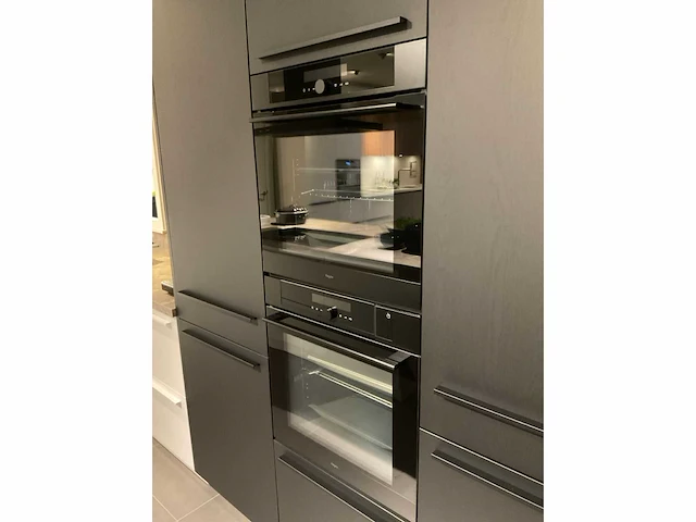 Schuller c fma fino matt-c avo avola eiland showroomkeuken met hoekwandopstelling en hoge kastenwand - afbeelding 48 van  59