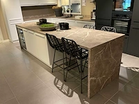 Schuller c fma fino matt-c avo avola eiland showroomkeuken met hoekwandopstelling en hoge kastenwand - afbeelding 4 van  59