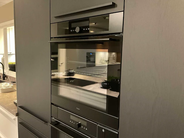 Schuller c fma fino matt-c avo avola eiland showroomkeuken met hoekwandopstelling en hoge kastenwand - afbeelding 52 van  59
