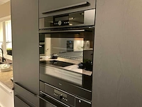 Schuller c fma fino matt-c avo avola eiland showroomkeuken met hoekwandopstelling en hoge kastenwand - afbeelding 52 van  59