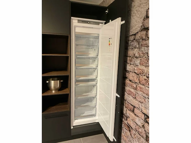 Schuller c fma fino matt-c avo avola eiland showroomkeuken met hoekwandopstelling en hoge kastenwand - afbeelding 55 van  59