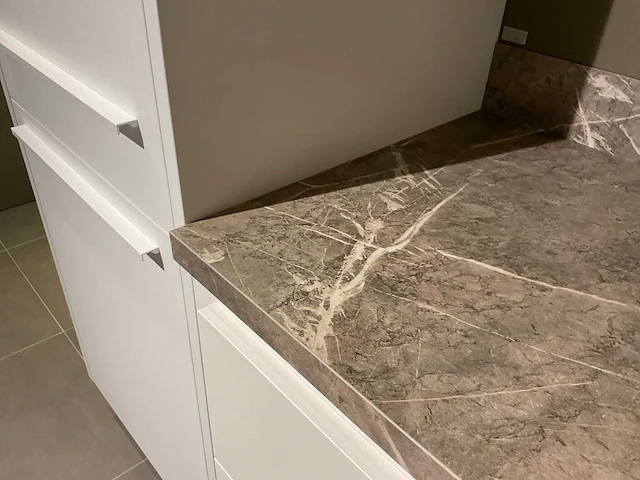 Schuller c fma fino matt-c avo avola eiland showroomkeuken met hoekwandopstelling en hoge kastenwand - afbeelding 56 van  59