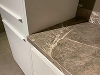 Schuller c fma fino matt-c avo avola eiland showroomkeuken met hoekwandopstelling en hoge kastenwand - afbeelding 56 van  59