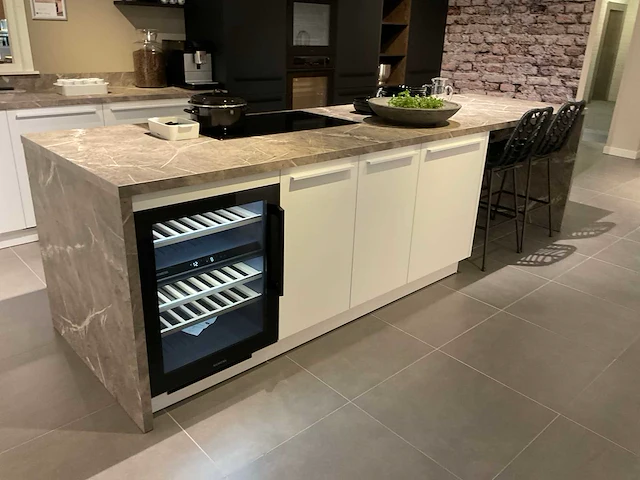 Schuller c fma fino matt-c avo avola eiland showroomkeuken met hoekwandopstelling en hoge kastenwand - afbeelding 5 van  59